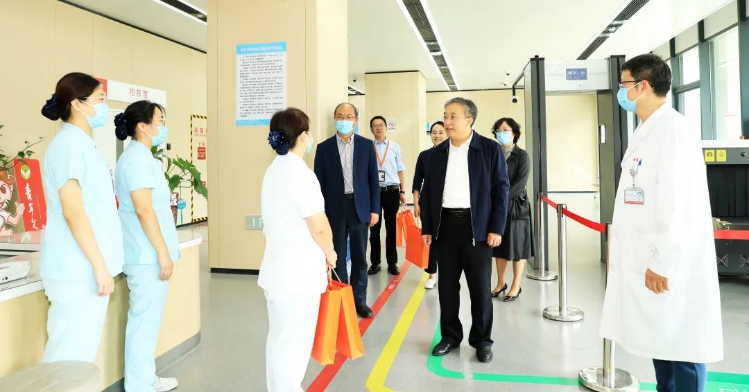 中秋慰问暖人心，共庆佳节情意浓——医院党
